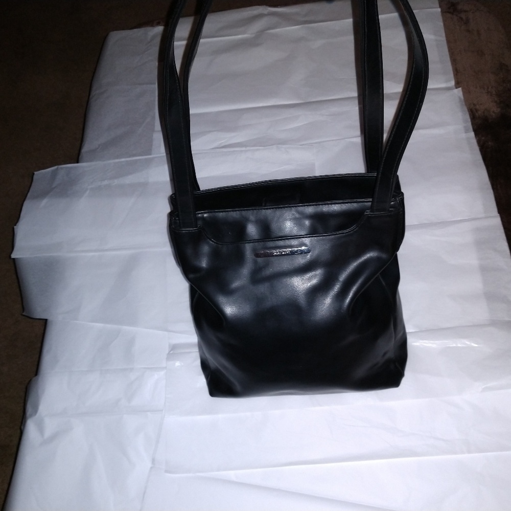 NINE WEST BLACK LEATHER HAND BAG